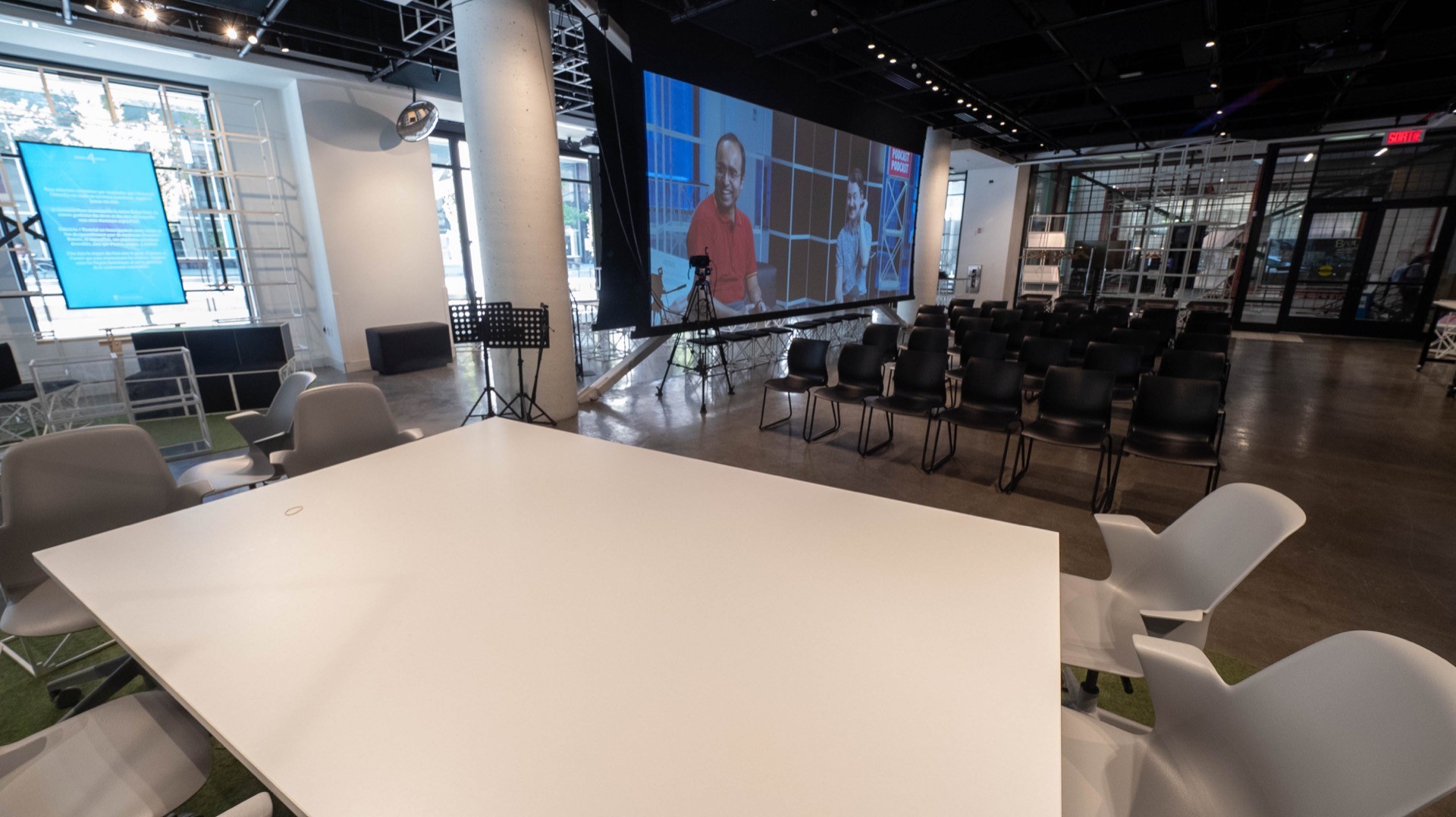Interior Screens of 4TH SPACE