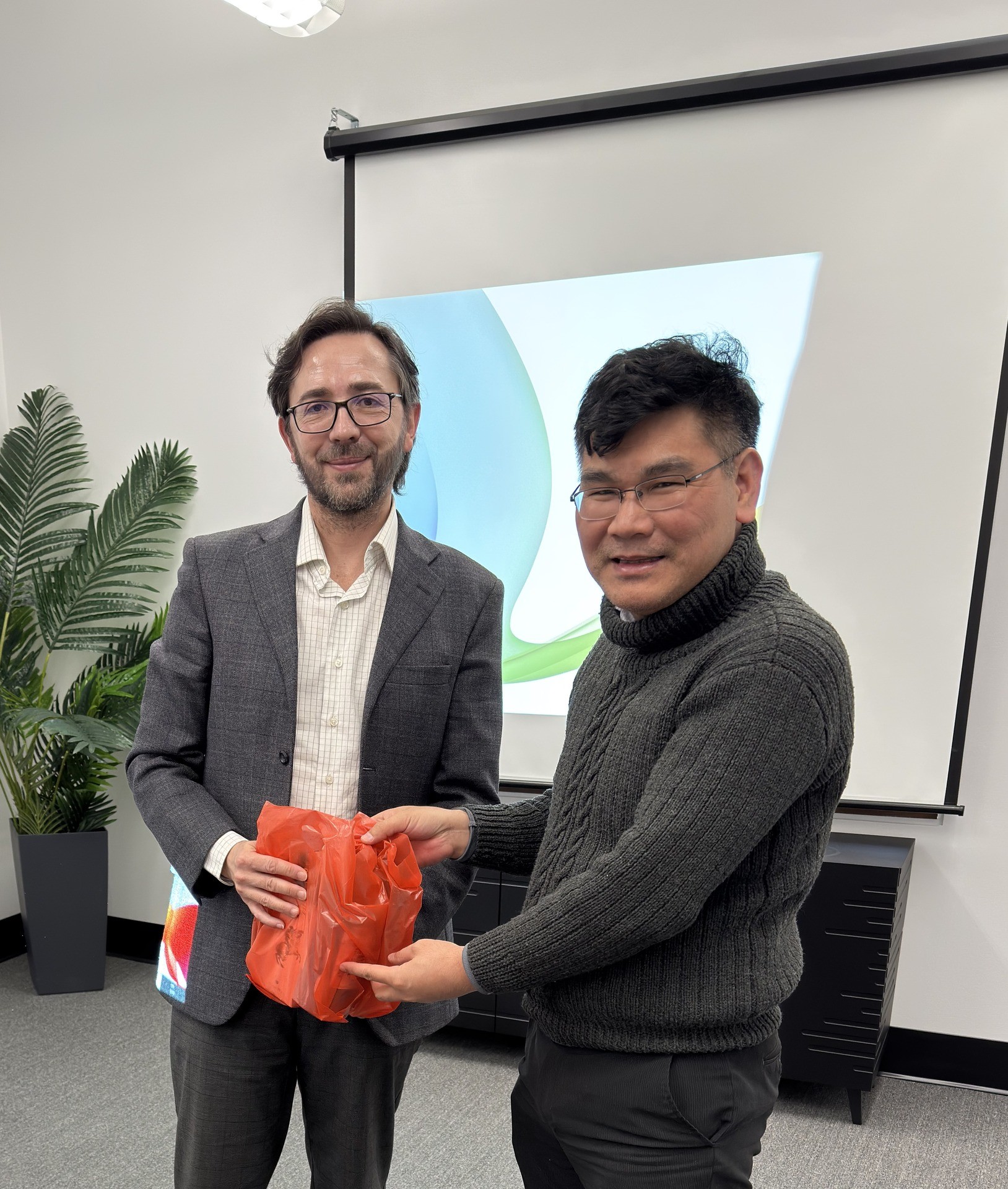 Dr Nguyen posing with Julio Sevilla from Concordia International