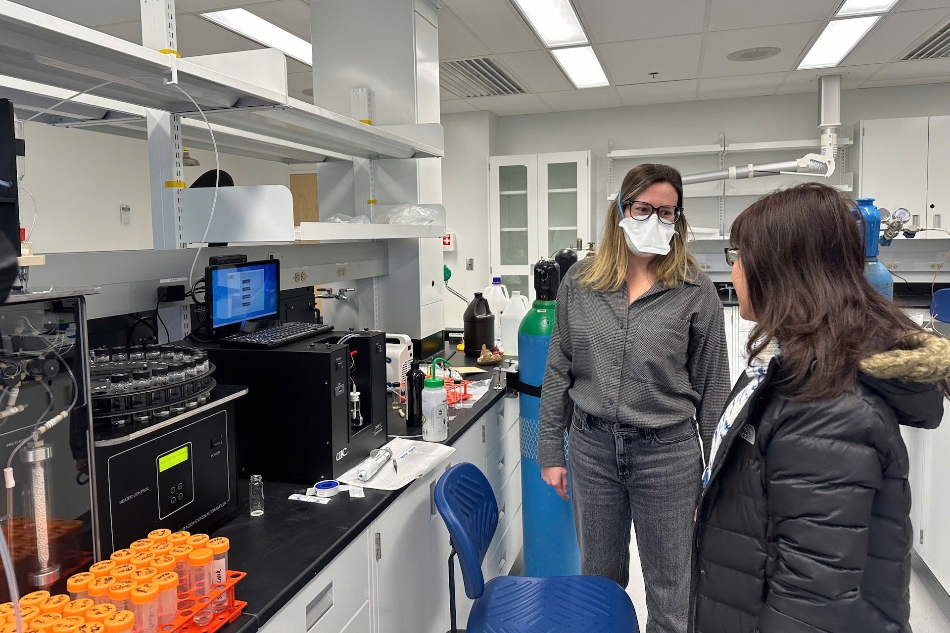 Prof Ashlee Howarth and Dr. Dang Vu Bich Hanh in a lab Prof Ashlee Howarth and Dr. Dang Vu Bich Hanh speak in a science lab
