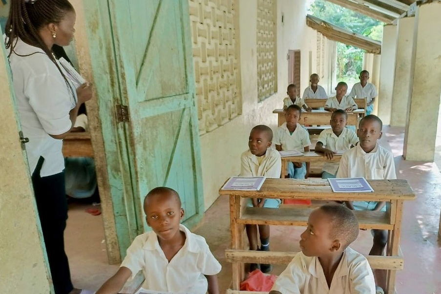 Enfants kenyans à leurs bureaux