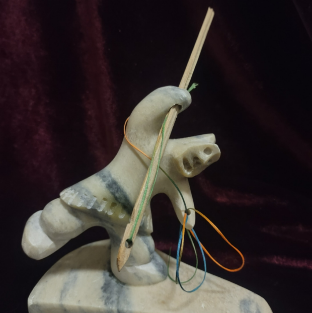 Photographie d'un petit groupe de personnes réalisant des projets artistiques sur une table à l'extérieur.