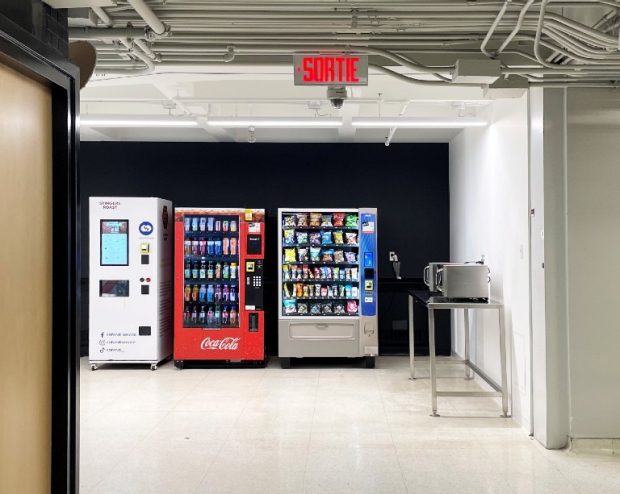 L’espace de restauration rénové du pavillon Hingston, équipé de plusieurs distributeurs automatiques et d’un comptoir avec micro-ondes pour préparer des repas sur le pouce.