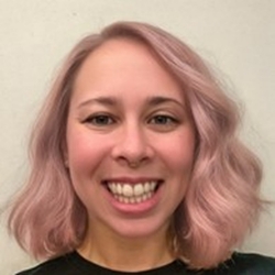 une femme souriante aux cheveux courts