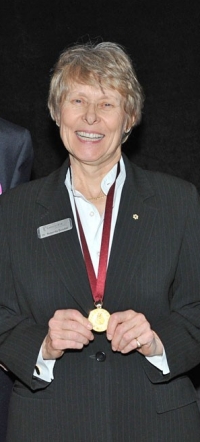 Roberta porte fièrement et nous montre sa médaille Loyola.