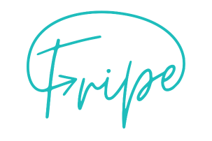 Le logo Fripe Concordia contenant le mot « fripe » en bleu avec une flèche sur le F. 