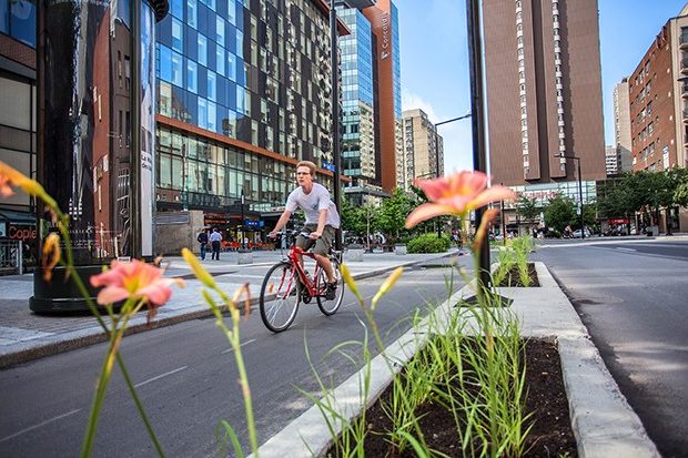 Un homme roule en vélo sur la piste cyclable du boulevard De Maisonneuve, près de Concordia.