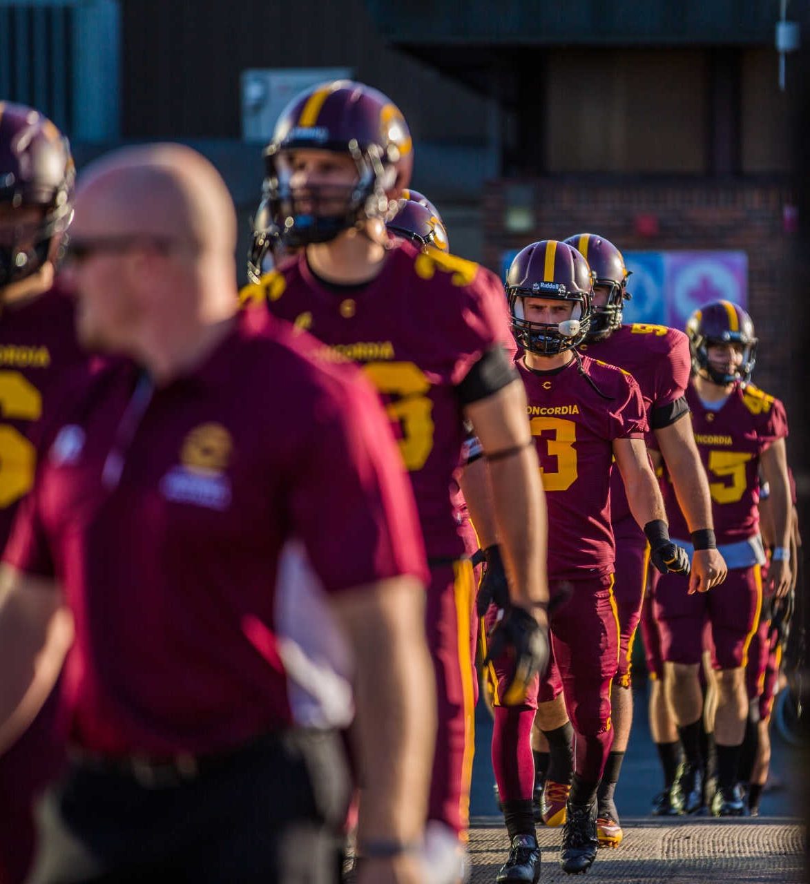 L’équipe de football des Stingers fait son entrée sur le terrain.