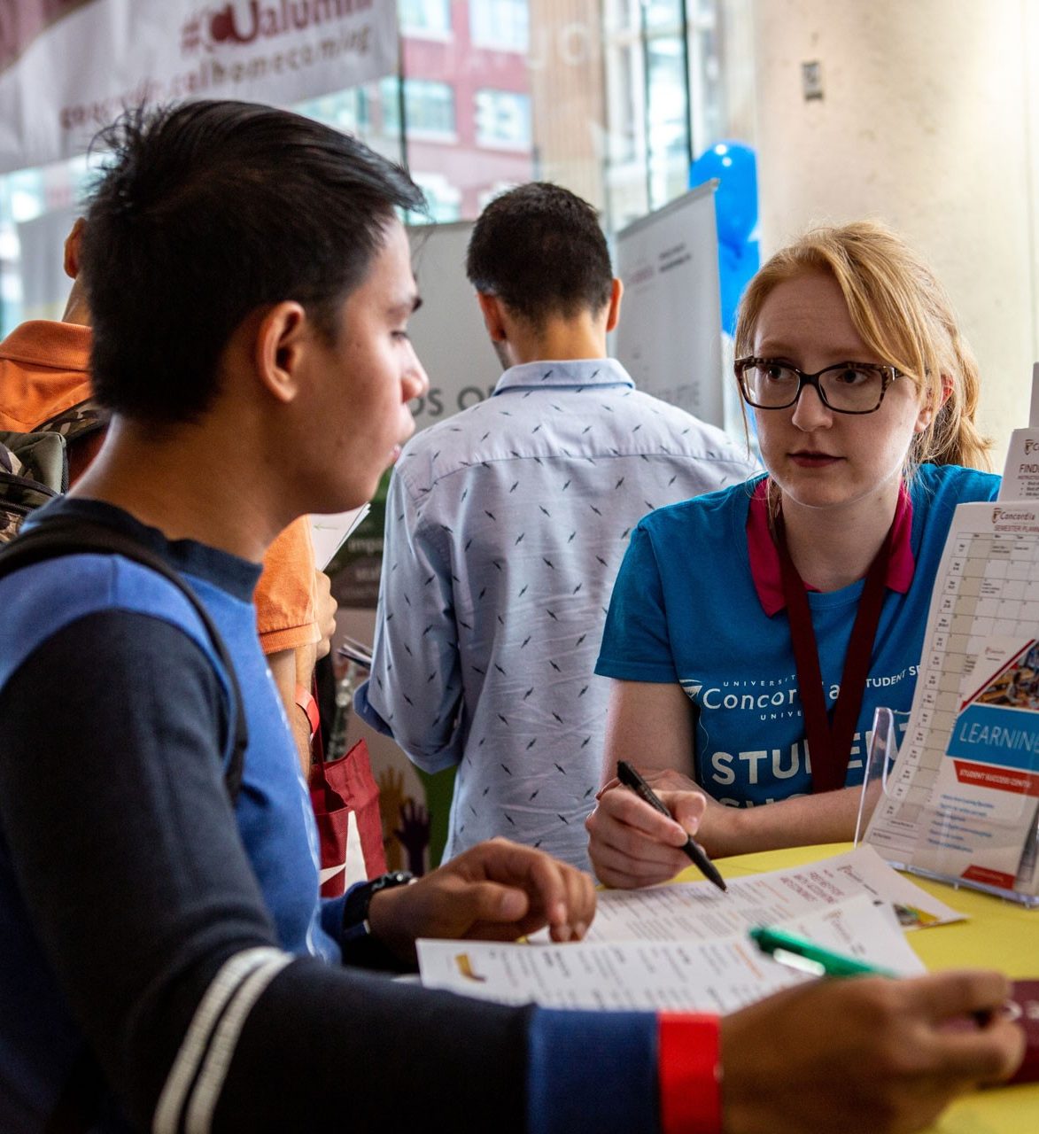 Une mentore de l’équipe d’accueil bavarde avec un nouvel étudiant.