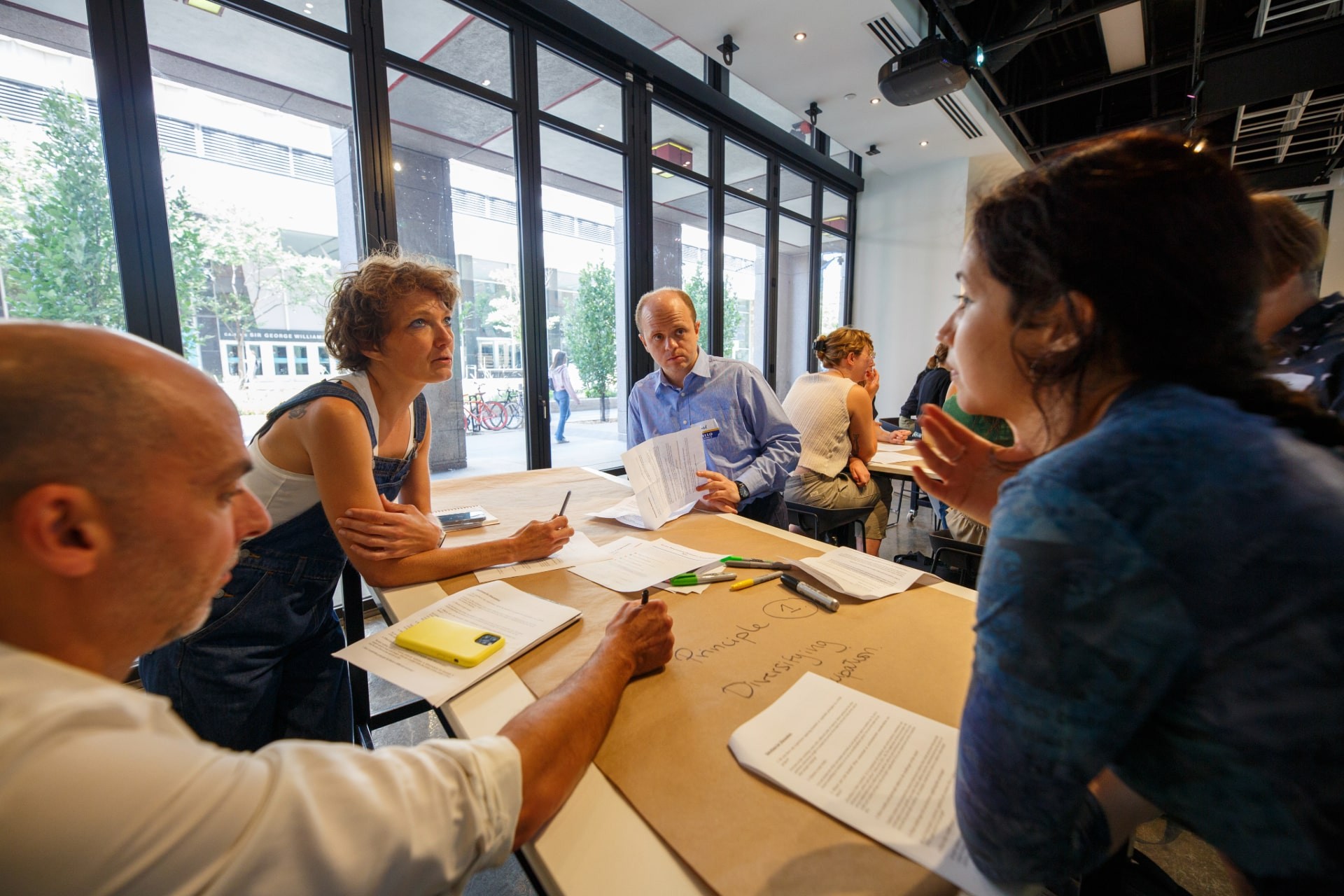 Participants de la classe en discussion
