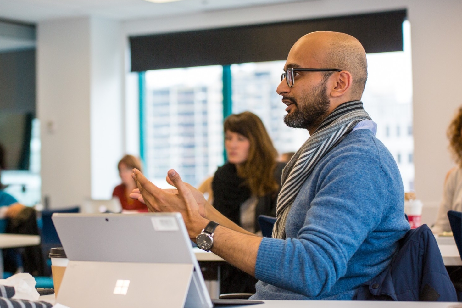 Un homme parle dans une classe