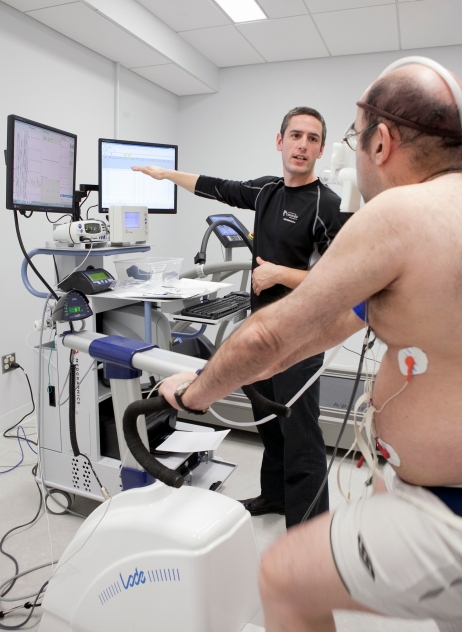 Test dans la suite cardiopulmonaire du Centre PERFORM de l'Université Concordia.