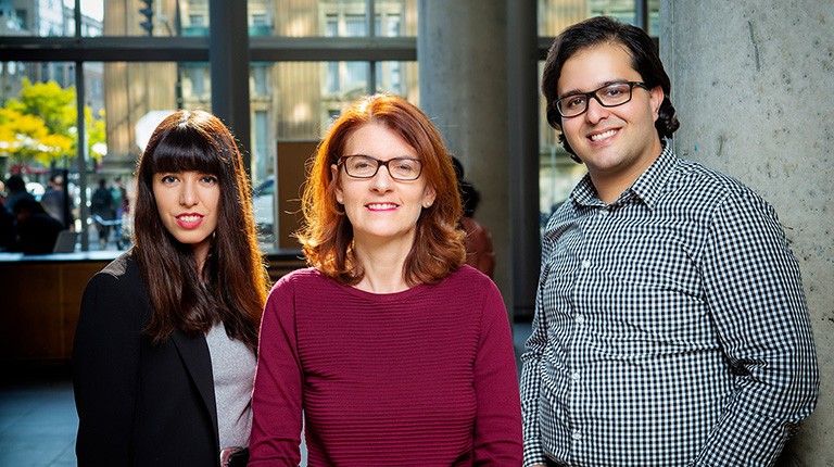 Leila Kosseim (au centre), professeure à Concordia, et son équipe