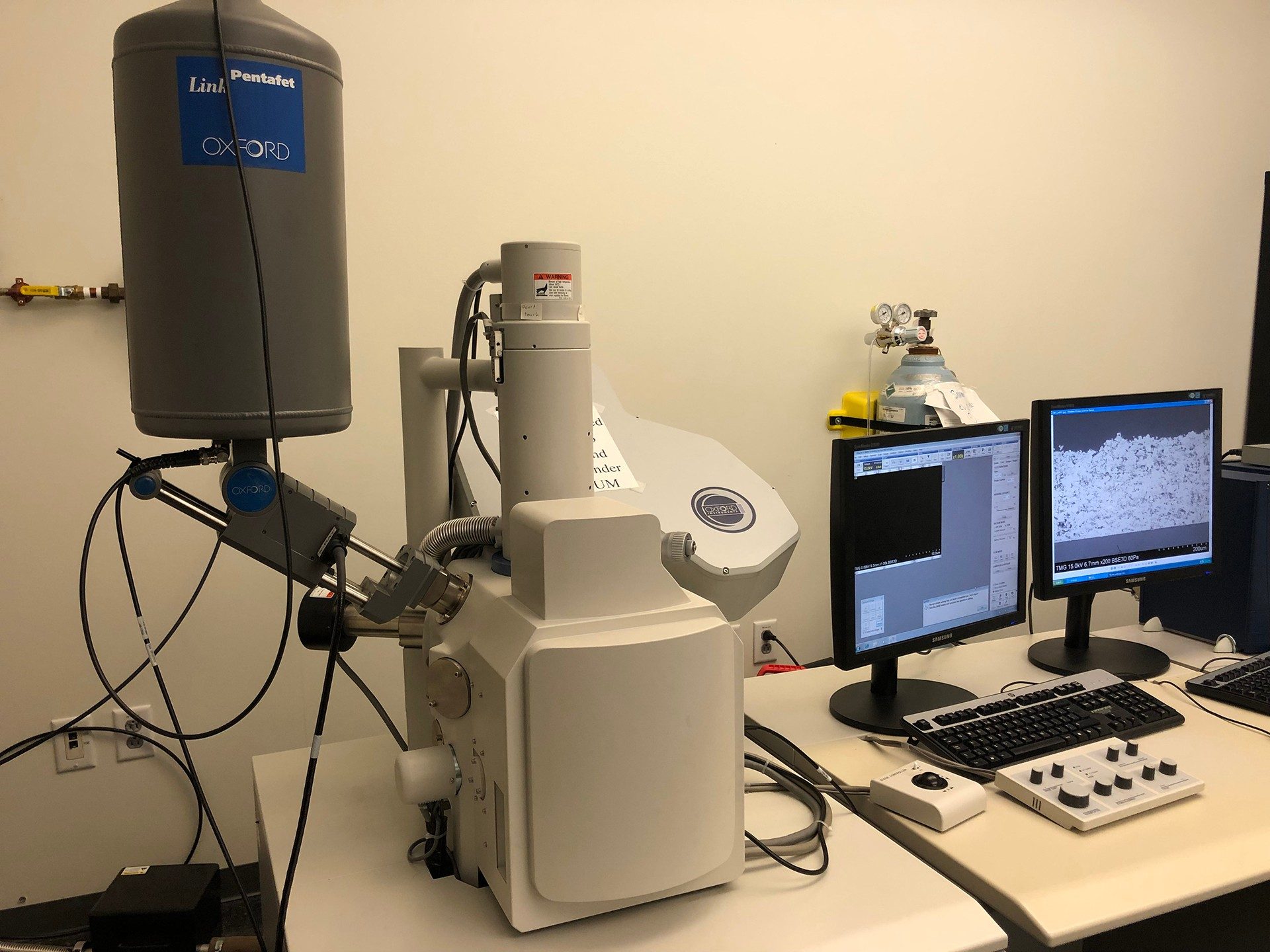Microscope électronique à balayage environnemental (MEBE)
