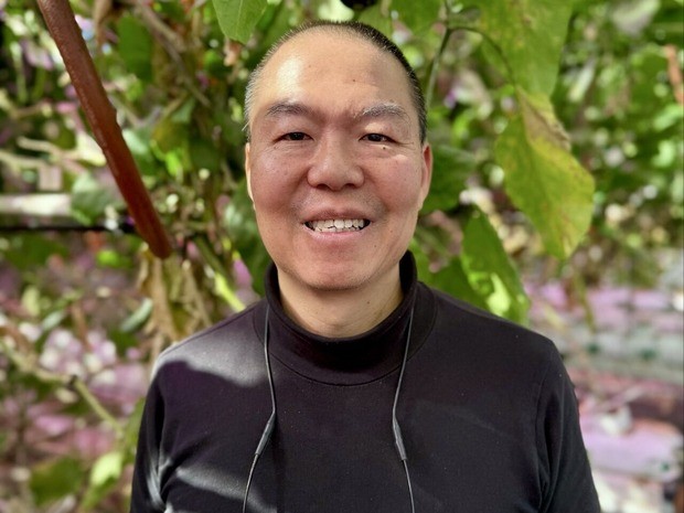 Bruno Lee, professeur agrégé au Département de génie du bâtiment, civil et environnemental, visite les serres montréalaises de Lufa Farms.