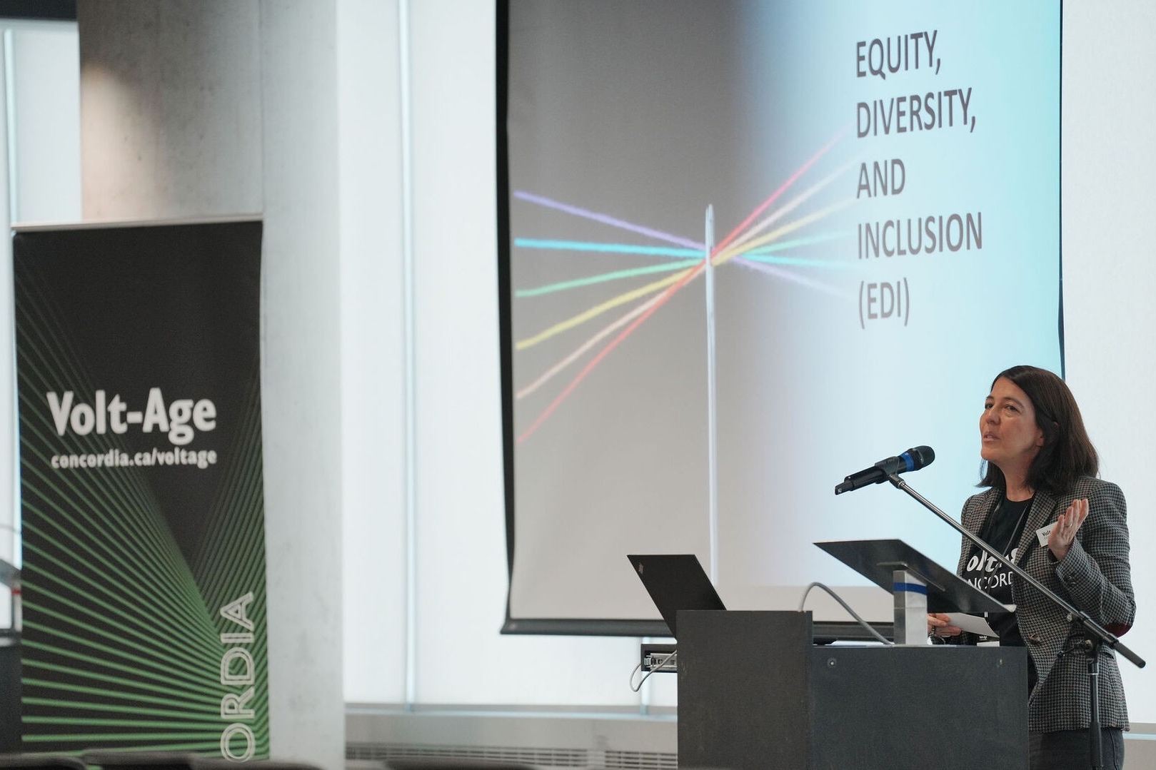La conseillère principale en recherche (EDI), Pinar Guran Aydin, intervenant lors de l’événement d’orientation Volt-Age de l’automne 2025.