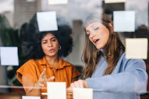 Femme donne une entrevue dans un studio podcast