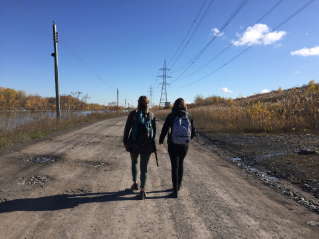 Walkers taking part in a pilgrimage from Kahnawà:ke to Tiohtià:ke