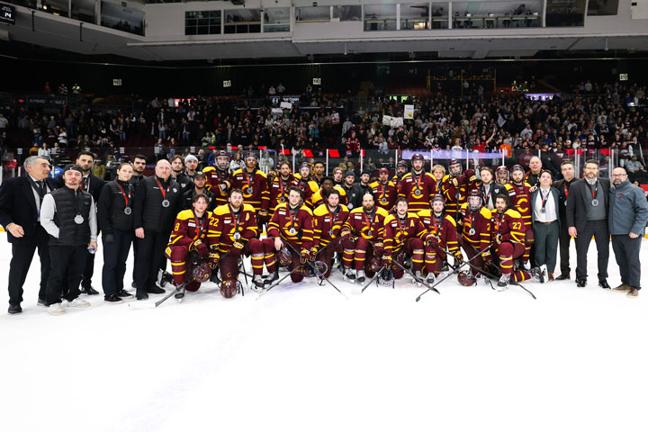 Le hockey masculin a remporté une médaille d’argent aux championnats nationaux