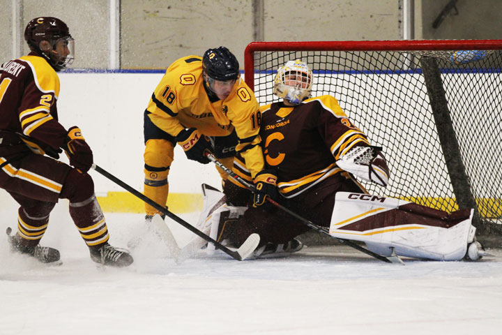 L'équipe masculine de hockey partage les honneurs à Kingston grâce à une victoire contre le CMR