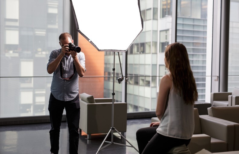 Une femme pose pour un appareil photo sur le campus Sir George Williams de l'Université Concordia