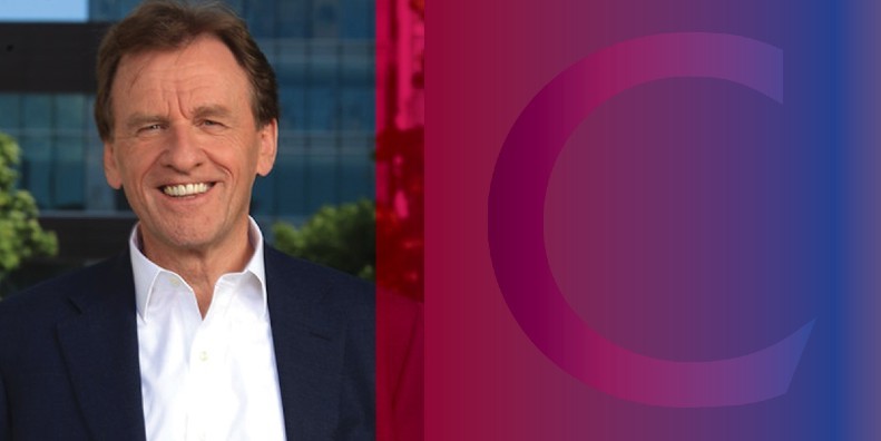 Un homme en chemise blanche et blazer