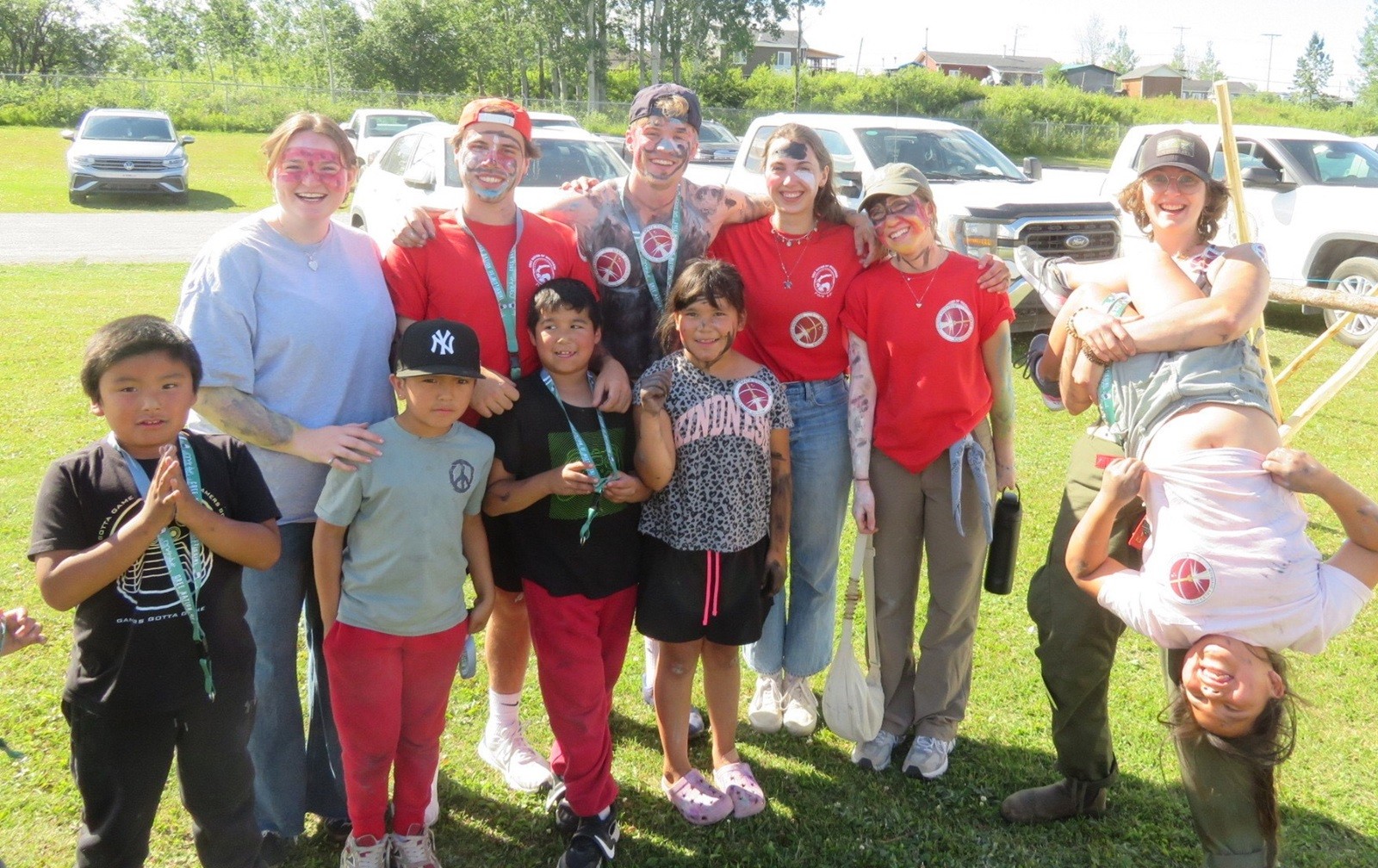 du Club spatial de Concordia et des enfants de la nation crie de Mistissini lors d’activités communautaires organisées en marge du lancement de la fusée Starsailor.
