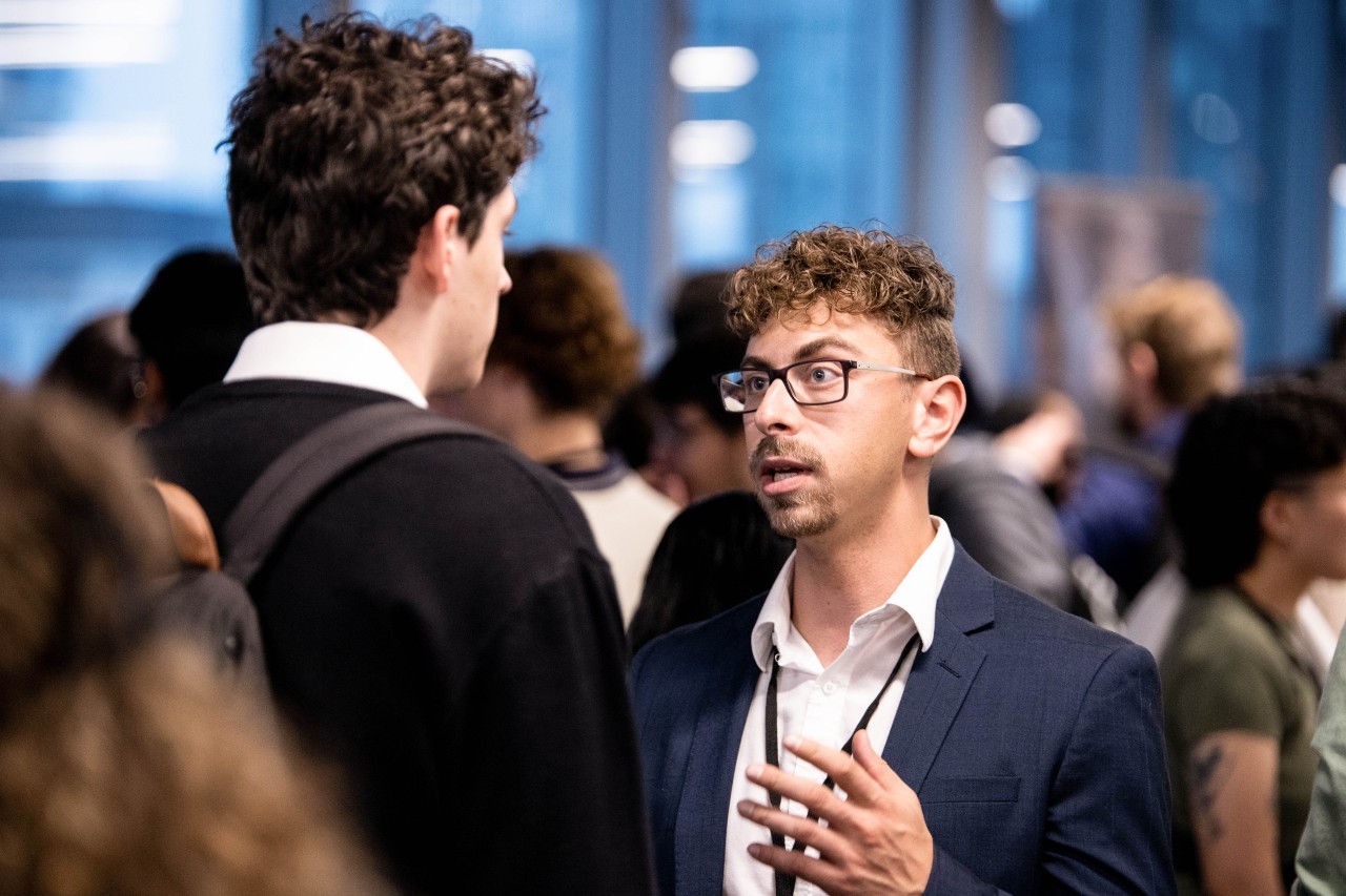 Gianni Gallaccio parle avec un diplômé lors d'un événement organisé par le Club spatial de Concordia  Gianni Gallaccio parle avec un diplômé lors d'un événement organisé par le Club spatial de Concordia