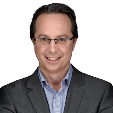 Portrait of smiling man wearing glasses facing camera