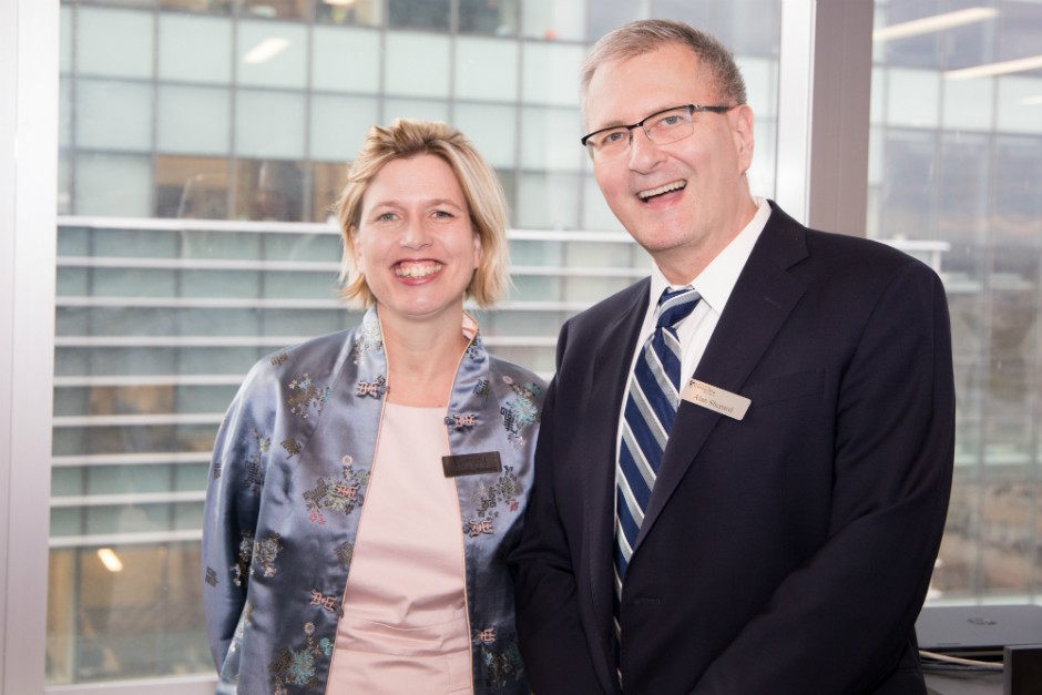 Kimberley Manning, directrice actuelle, et Alan Shepard, recteur de l’Université Concordia