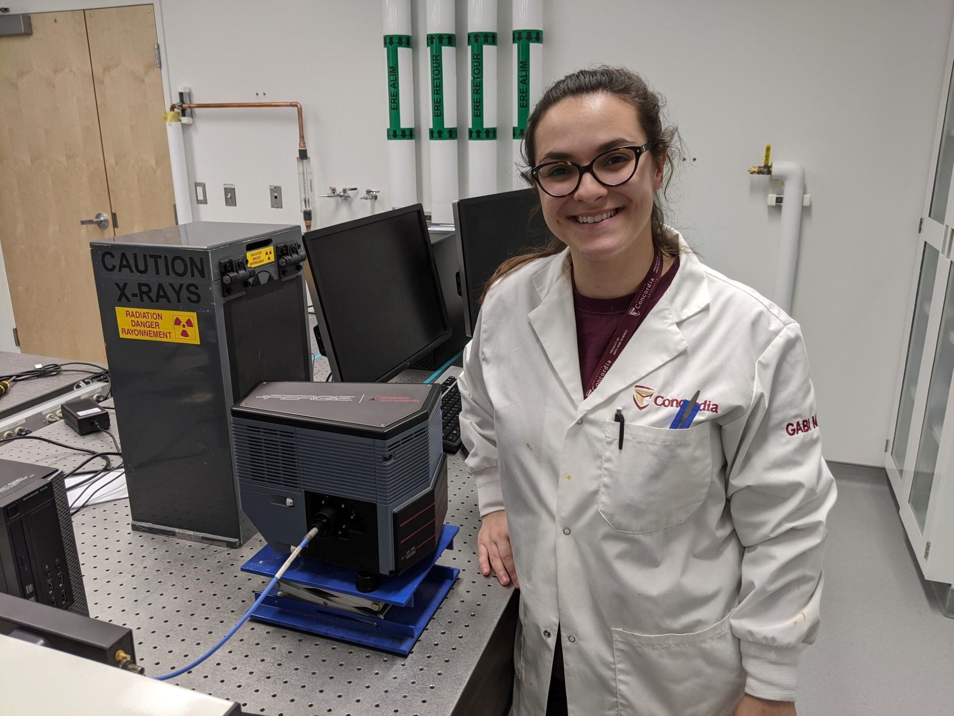 FAS fall 2023 valedictorian, Gabrielle Mandl, in the lab