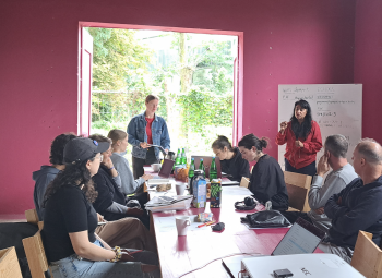 Photo of Veronica Mockler leading a workshop in Berlin