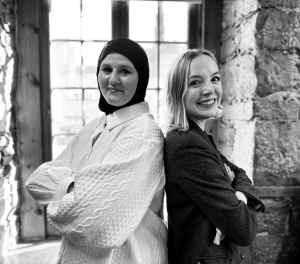 Emma June Huebner (à droite), aux côtés de Safia Boufalaas. Photo par Denise Leitao