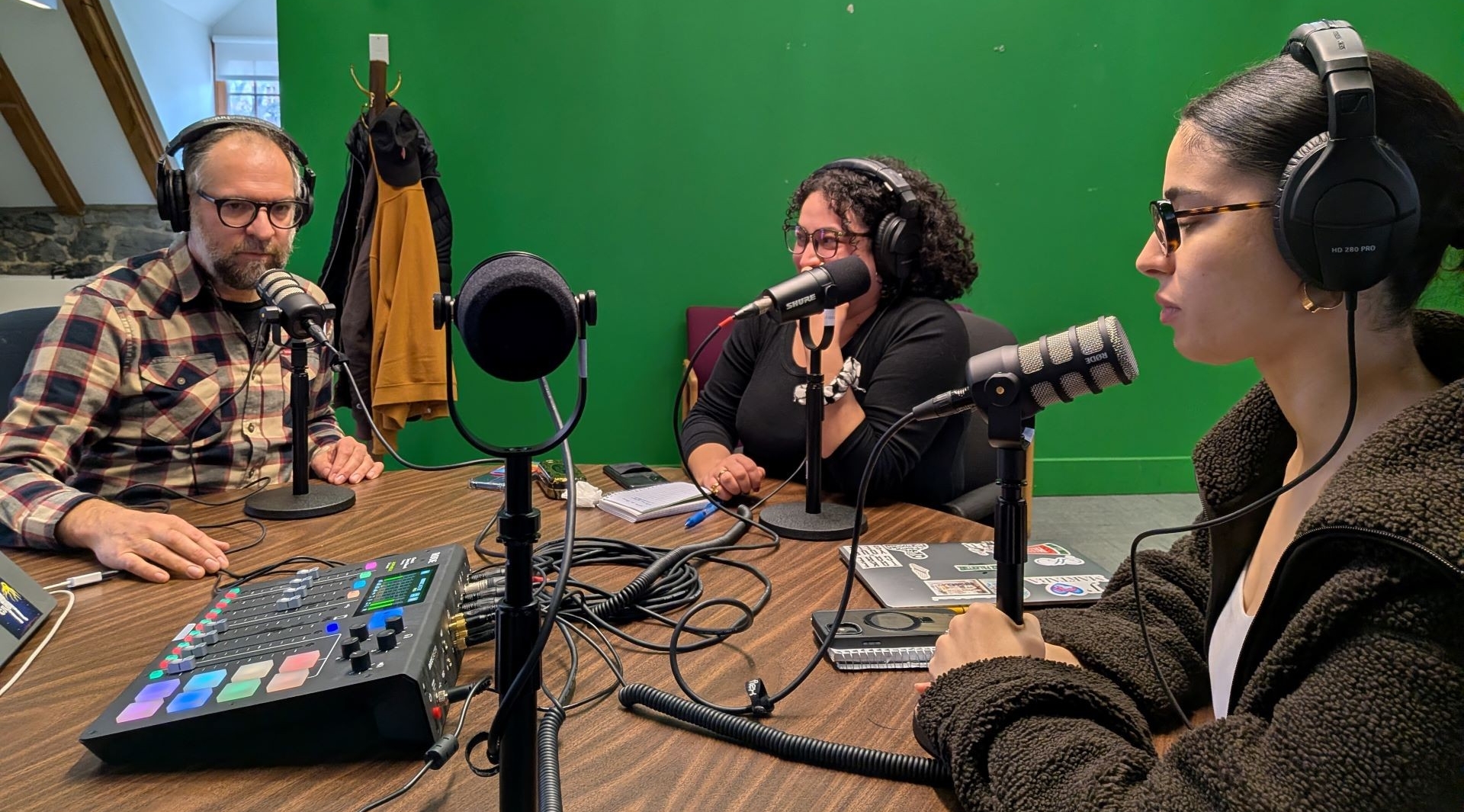 Guillaume Jabbour working with Taw’ama El Kaddouri and Syrine Bouzgarrou.