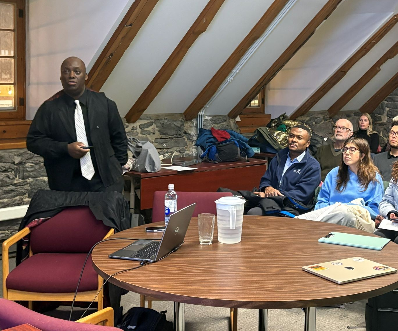 Anthony J. Onwuegbuzie invites graduate students to rethink qualitizing as meaning-making at recent workshop