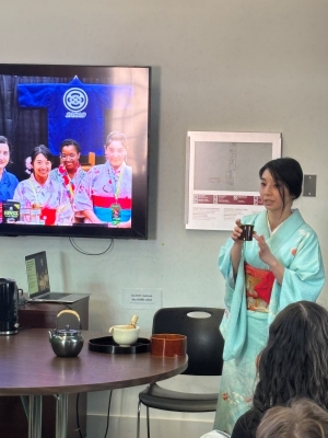A short demonstration of tea ceremony by Ms. Reina, photo by Ryuichi Suzuki