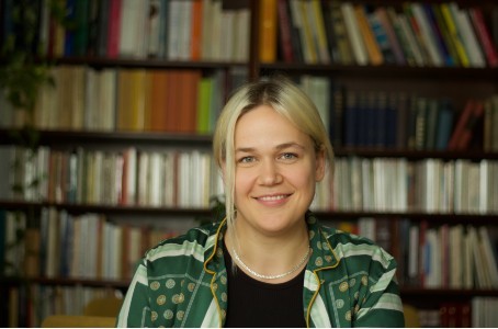 Mérédith Laferté-Coutu sitting in front of a bookshelf