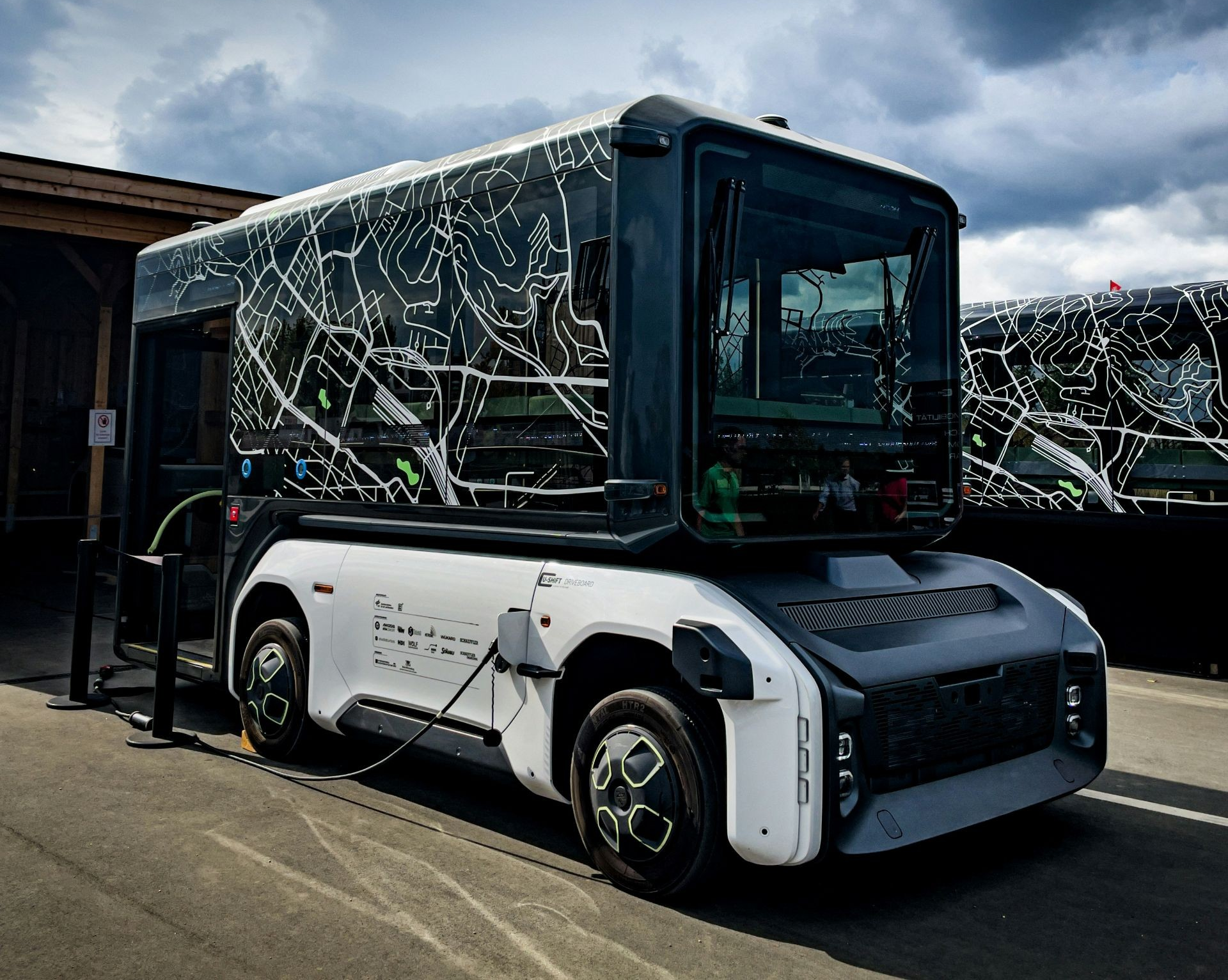 A new Concordia study reimagines parcel delivery with robots, EVs and lockers