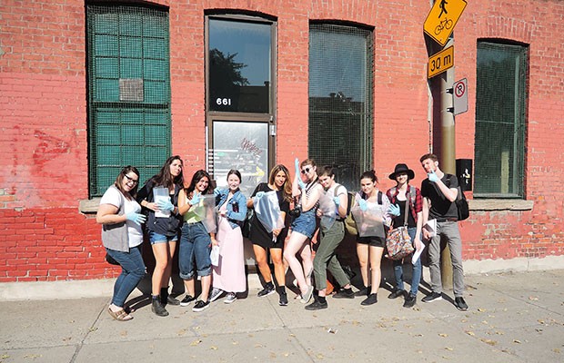 Des étudiantes et étudiants en théâtre qui ont collaboré avec Mme Janssen à une initiative de création théâtrale situationnelle intitulée Hauntings (2017), inspirée de la transformation culturelle du quartier montréalais de Saint-Henri. 