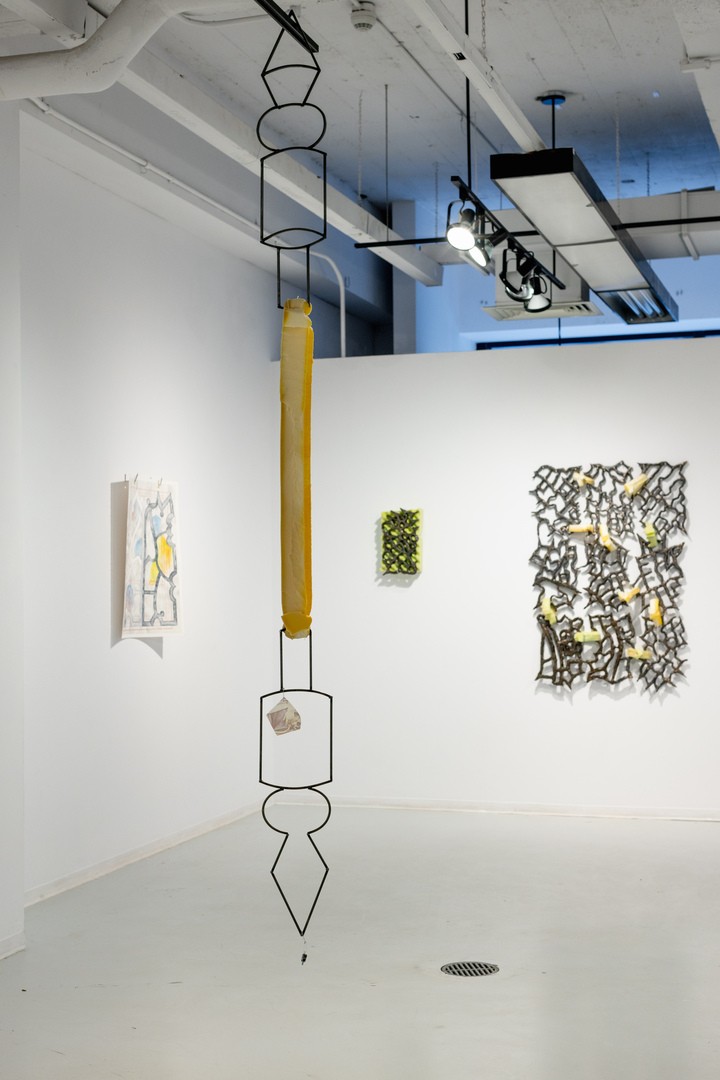 Suspension in art gallery