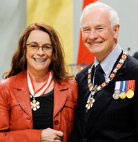 Raymonde April was distinguished by His Excellency the Right Honourable David Johnston, Governor General of Canada. | Photo by Sgt Serge Gouin, Rideau Hall. (Copyright: Office of the Secretary to the Governor General of Canada).