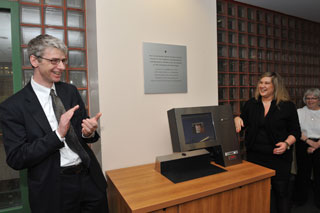 University Librarian Gerald Beasley (left) and CSU President Heather Lucas unveil the plaque in recognition of Concordia Student Union support in the LB Building Reserve Room at its official opening, April 11. | Photo by Ryan Blau, PBL Photography