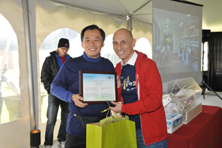 Shuffle Advisory Committee chair Jang Kwon (left) awards the Shuffler of the Year honour to Irvin Dudeck.