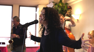 Fabiola Cacciatore serenades the guests.