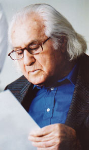 Irving Layton, pictured at the university in 2001, transferring some of his personal archives to Concordia Libraries.