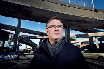 Pierre Gauthier, professeur agrégé au Département de géographie, d’urbanisme et d’environnement de l’Université Concordia, sous l'echangeur Turcot, l'enchevêtrement d'autoroutes aérienne de Montréal. 