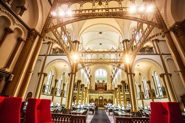 The Chapelle de l’Invention-de-la-Sainte-Croix has been converted into a reading room