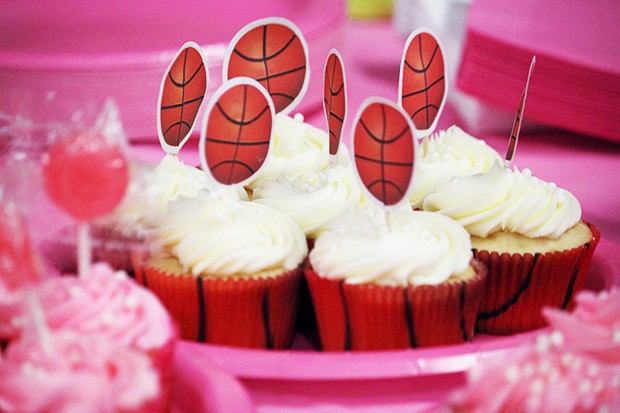 At last year’s Shoot for the Cure, the Stingers sold cupcakes to raise money for the Quebec Breast Cancer Foundation.