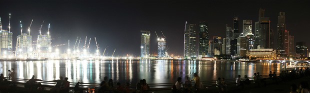 A striking photo of Earth Hour in Singapore in 2009. | Courtesy of kazeeee (Flickr Creative Commons).