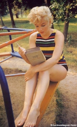 Marilyn Monroe reading Ulysses.