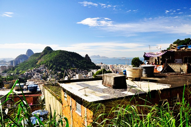 Researcher Rubens Lima Moraes analyses the influence of violence over clientelism in three neighbourhoods in Rio de Janeiro (pictured), Medellin and Mexico City. | Photo by EMBARQ Brasil (Flickr CC)
